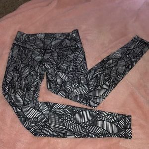 Lululemon Back and White Legging